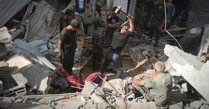 Gaza, alla ricerca dei 10mila corpi sepolti sotto le macerie. Anni per recuperarli e un’infinità di pericoli