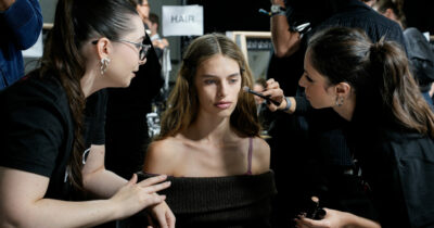 Copertina di Come fare a casa il make up delle sfilate, facile facile: i segreti del backstage e i prodotti per copiare le tendenze beauty