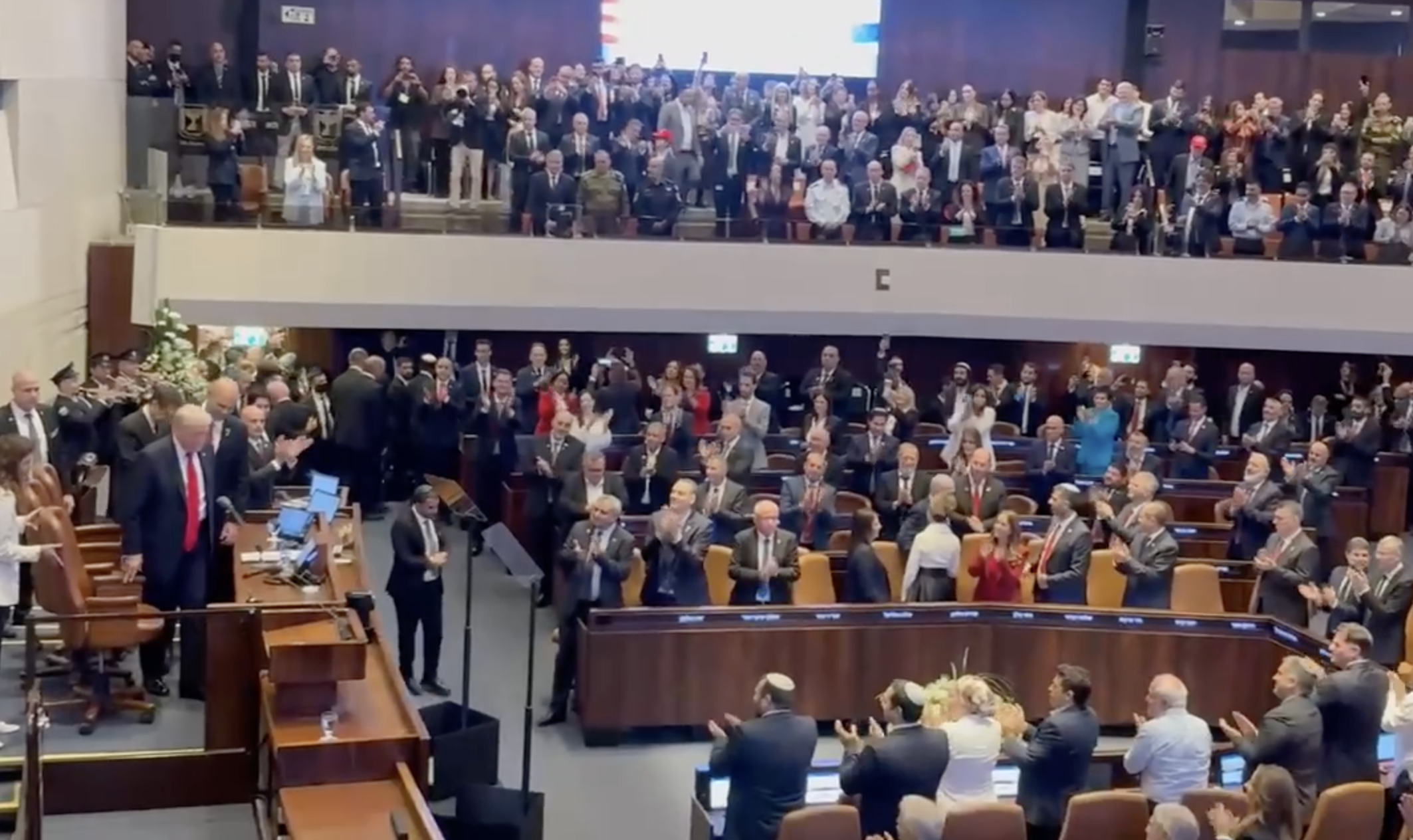 Trump alla Knesset, il presidente Usa accolto con un’ovazione e una standing ovation dai parlamentari israeliani