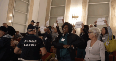 Copertina di Milano, il Consiglio vota contro lo stop al gemellaggio con Tel Aviv: proteste e caos in Aula