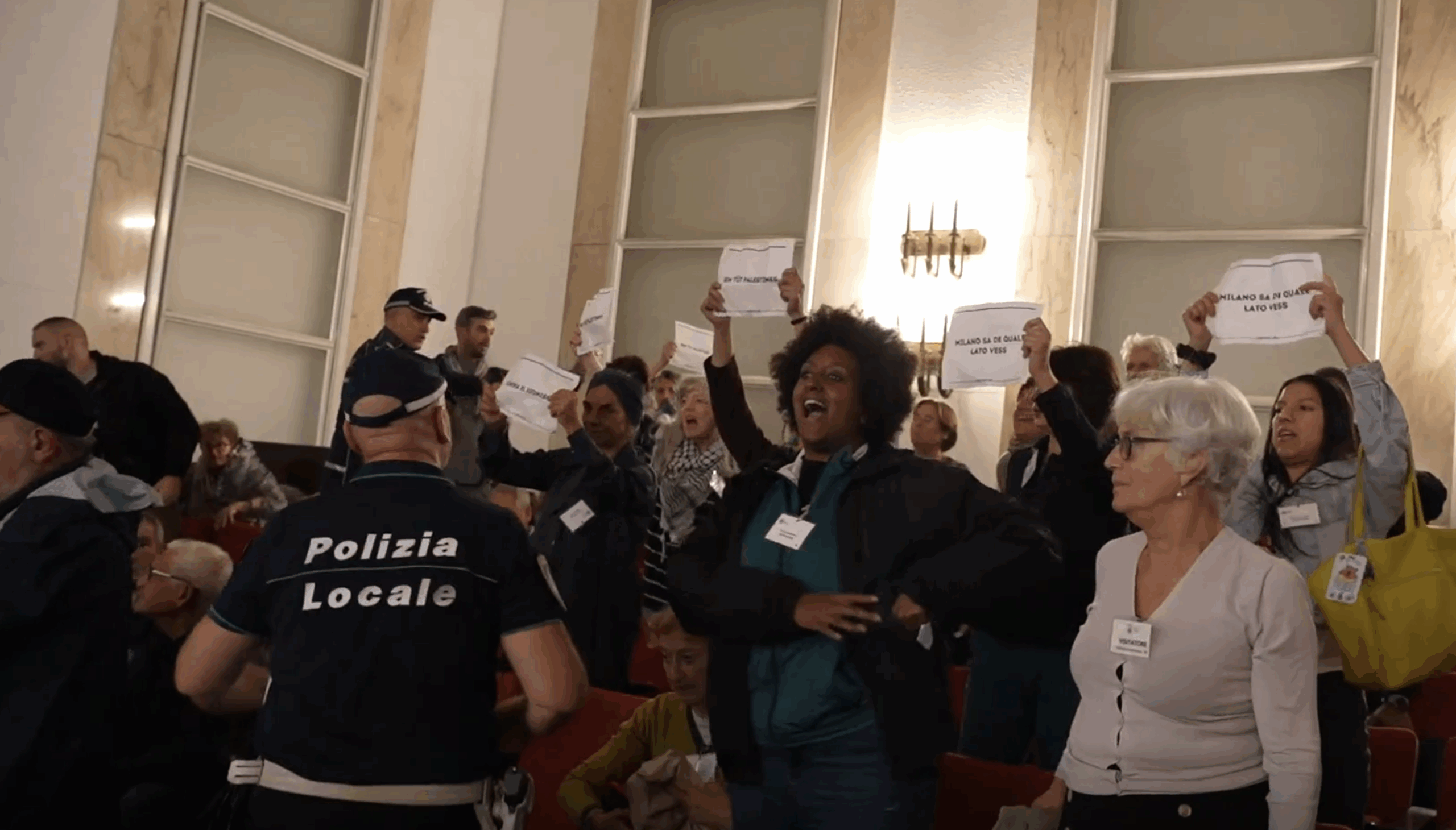Milano, il Consiglio vota contro lo stop al gemellaggio con Tel Aviv: proteste e caos in Aula