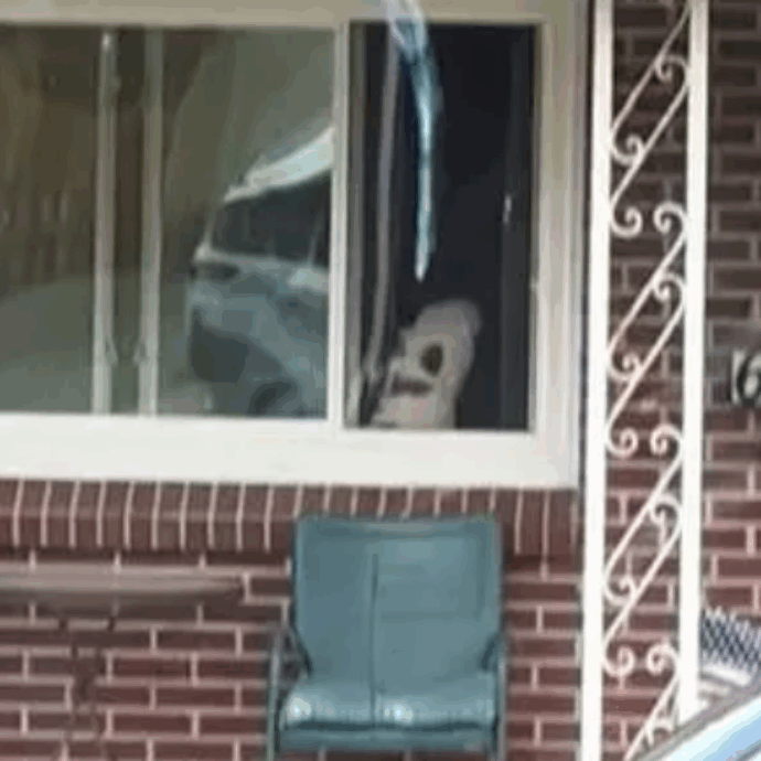 “C’è un fantasma alla finestra e non è uno scherzo di Halloween. Sono rimasta completamente spaventata”: l’incredibile verità dietro il video virale su TikTok