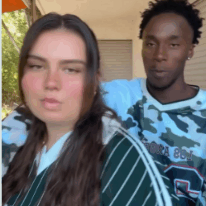 “Ci siamo conosciuti su Instagram, sono andata in gran segreto in Nigeria a conoscerlo e sono rimasta incinta. La gente disapprova, ma ci amiamo”: la storia di Sarah e Cyprian