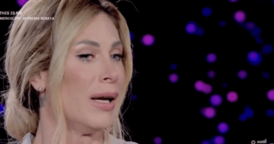 Copertina di “Mamma è malata di Alzheimer e la vedo sfiorire. È ricoverata in ospedale, è un vegetale, ma è cosciente e capisce”: Paola Caruso commossa a Verissimo