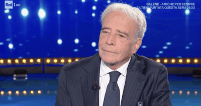 Copertina di “Abbiamo avuto una grande disgrazia, abbiamo perso mamma a 33 anni per un tumore al seno. Io e mio fratello siamo rimasti orfani”: lo rivela Enrico Montesano