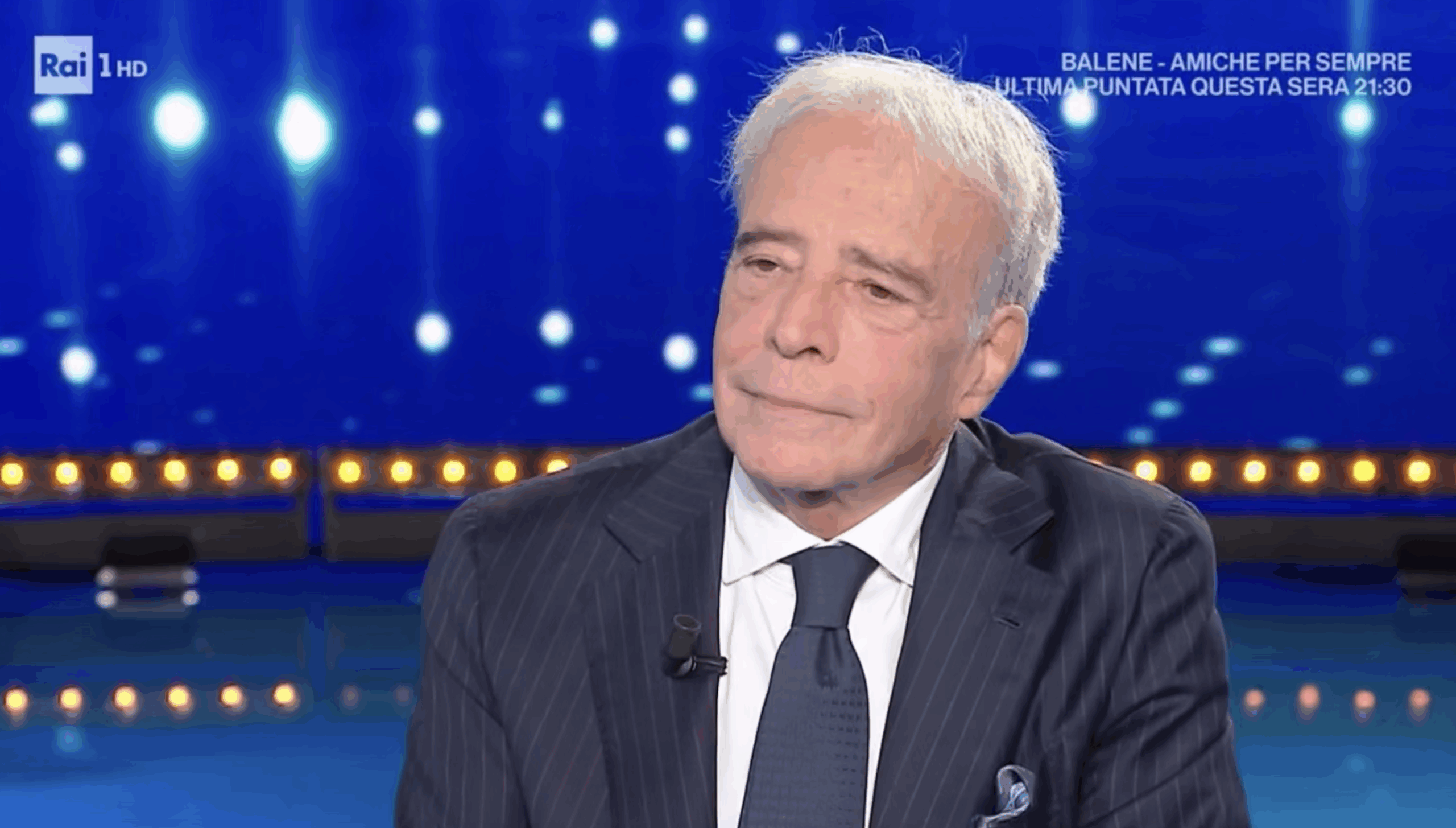 “Abbiamo avuto una grande disgrazia, abbiamo perso mamma a 33 anni per un tumore al seno. Io e mio fratello siamo rimasti orfani”: lo rivela Enrico Montesano