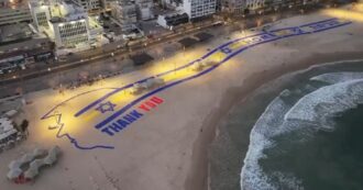 La scritta “grazie” e il profilo del volto di Trump disegnati sulla spiaggia di Tel Aviv, il tributo di Israele per il presidente Usa