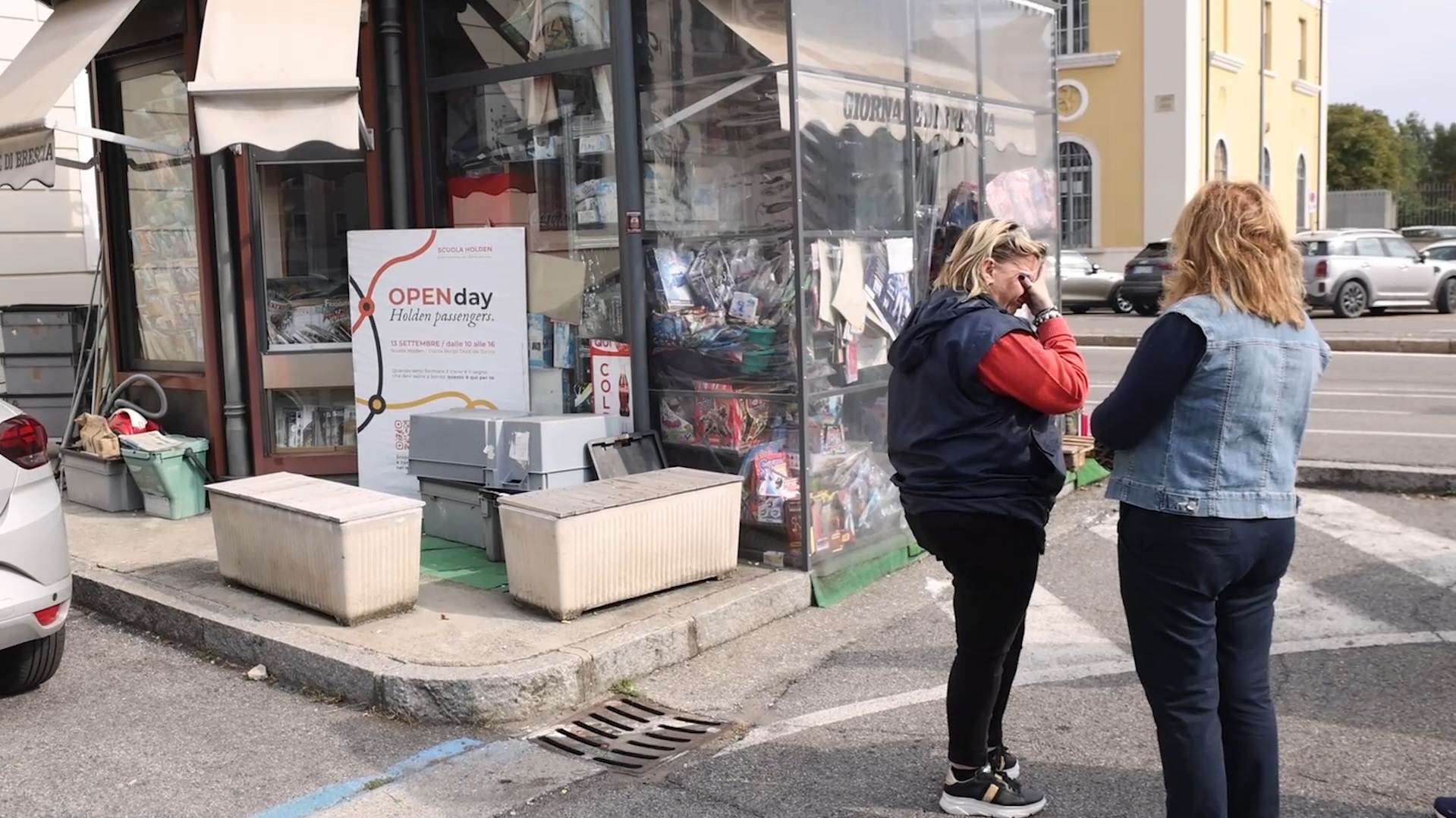 Sfondano la vetrina di un’edicola in centro a Brescia per rubare le carte Pokémon: “La sicurezza è un’illusione”