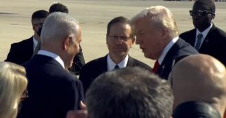 Copertina di Trump arriva a Tel Aviv, il pugno chiuso in segno di vittoria e la stretta di mano con Netanyahu – Video