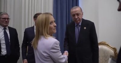 Copertina di Erdogan ‘striglia’ Meloni: “Devo farti smettere di fumare”. E Macron scoppia a ridere – Video