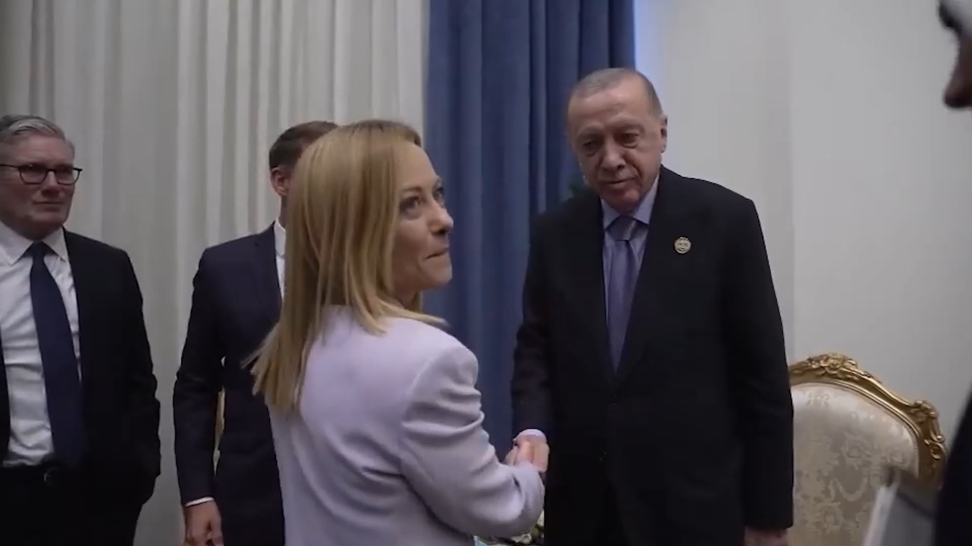 erdogan 8216striglia8217 meloni devo farti smettere di fumare e macron scoppia a ridere 8211 video