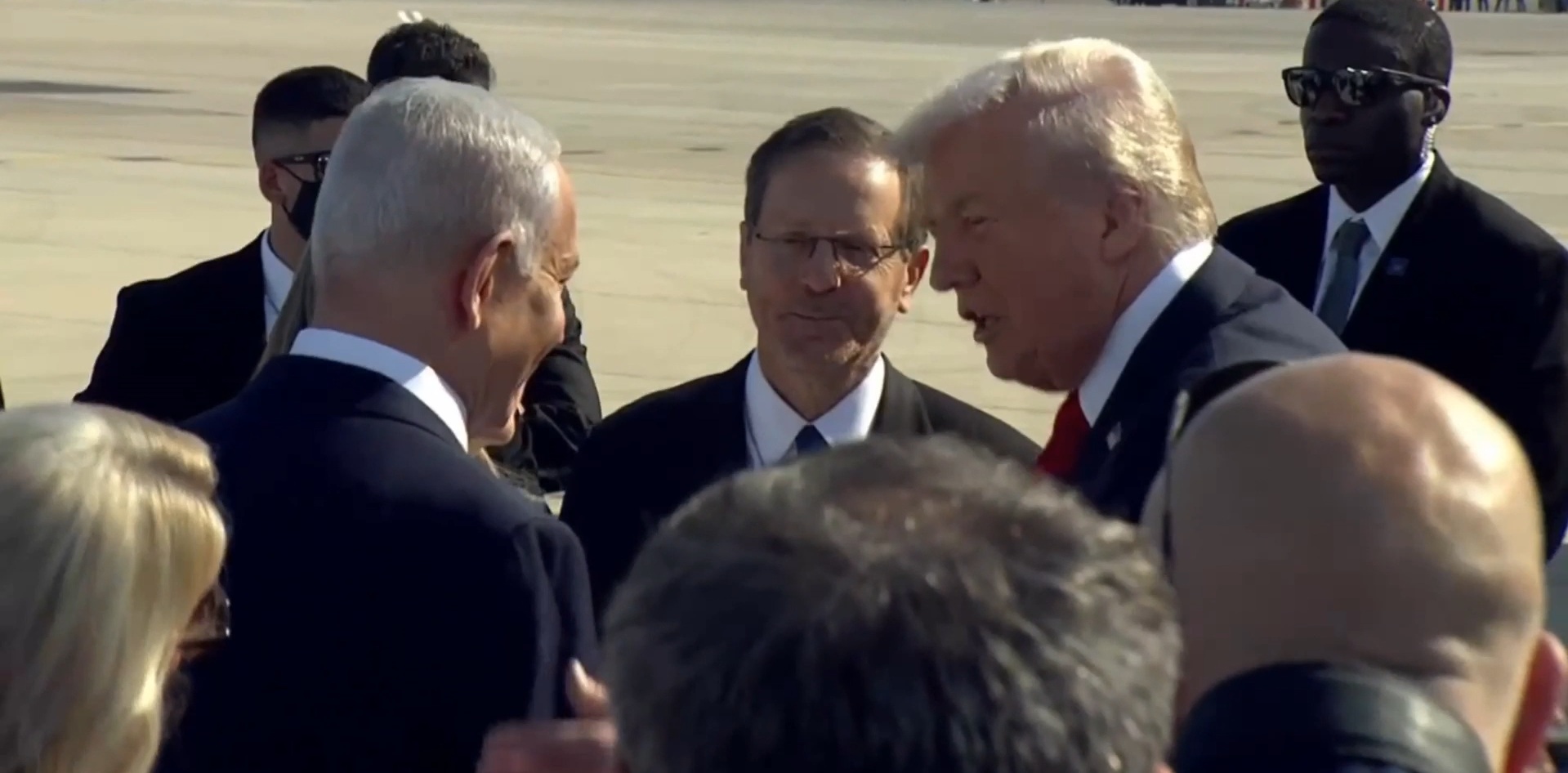 trump arriva a tel aviv il pugno chiuso in segno di vittoria e la stretta di mano con netanyahu 8211 video