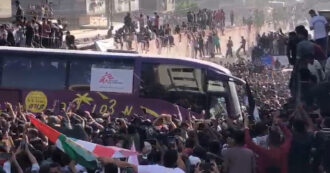 Copertina di Gaza, la folla in festa accoglie i bus con i prigionieri rilasciati da Israele: il video