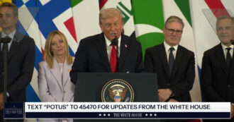 Copertina di Vertice a Sharm, Trump copre Meloni durante i ringraziamenti ai leader. E poi le dice: “Non ti offendi se ti dico che sei bella?”