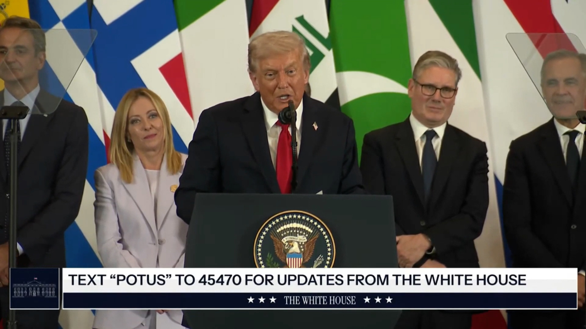 Vertice a Sharm, Trump copre Meloni durante i ringraziamenti ai leader. E poi le dice: “Non ti offendi se ti dico che sei bella?”