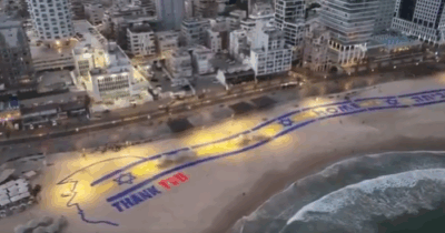 Copertina di “Grazie Trump”: sulla spiaggia di Tel Aviv la maxi-scritta per il presidente Usa