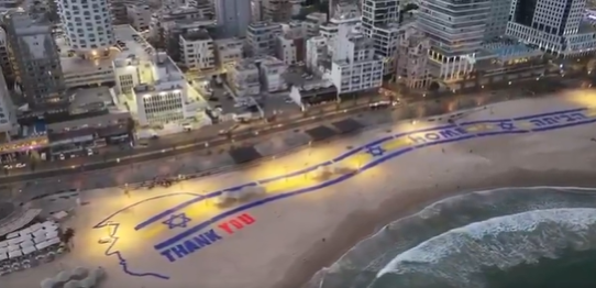 “Grazie Trump”: sulla spiaggia di Tel Aviv la maxi scritta per il presidente Usa