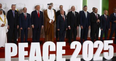 Copertina di Gaza, Trump alla Knesset: “L’era del terrore è finita”. E chiede di graziare Netanyahu. Poi firma l’accordo a Sharm