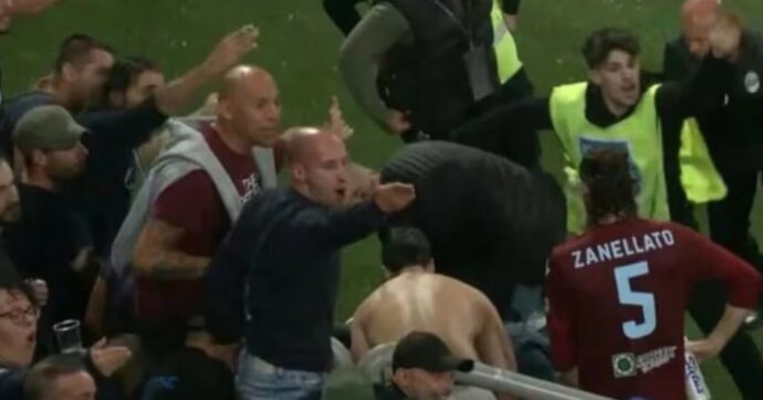 Attimi di panico e tragedia sfiorata in Serie C: tifosi volano da una balaustra, match sospeso