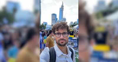 Copertina di “Piazza a Tel Aviv orgogliosa e felice. Si attende il rilascio anche dei prigionieri palestinesi”: la testimonianza dell’inviato del Fatto in Israele