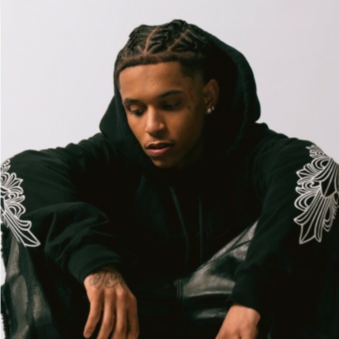 “Ricordati che morirai, ma prima sarai sco***a da tutti i miei amici”: il rapper Faneto denunciato per violenze, l’ex fidanzata pubblica i messaggi choc