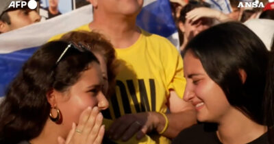 Copertina di Folla a Tel Aviv per il rilascio degli ostaggi: centinaia di persone tra lacrime e applausi per la liberazione – Video