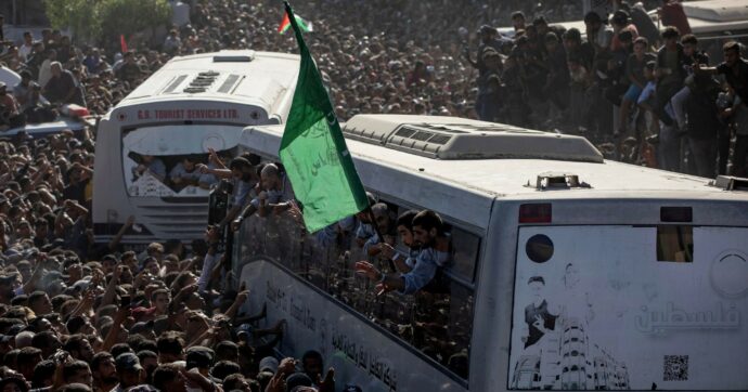 “Torturati e insultati”: per 154 prigionieri palestinesi la liberazione è esilio