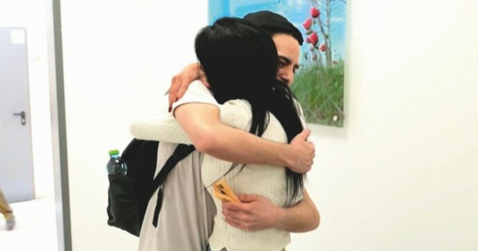 Ostaggi israeliani liberati da Hamas. Einav e Matan, l’abbraccio di un popolo intero: “È finita”