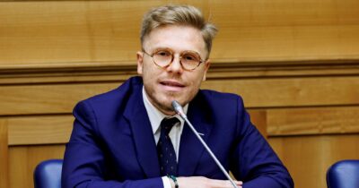 Copertina di Mafia in spiaggia a Mondello: scorta per La Vardera