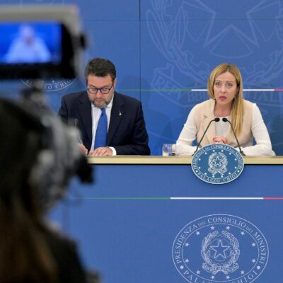 Copertina di Manovra, Lega e FI litigano sulle banche. Il testo slitta ancora