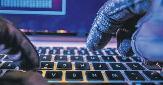 Immagini sexy, messaggi spinti e promesse di incontri intimi: la truffa del “money muling” è tornata con un nuovo volto. Ecco di cosa si tratta