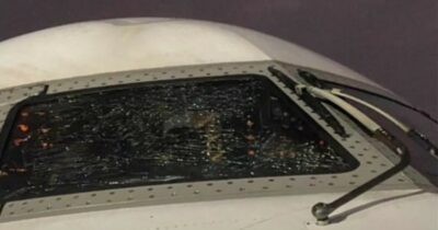 Copertina di Una grossa crepa rompe il parabrezza dell’aereo: panico sul volo della Nazionale nigeriana, atterraggio d’emergenza. Cos’è successo