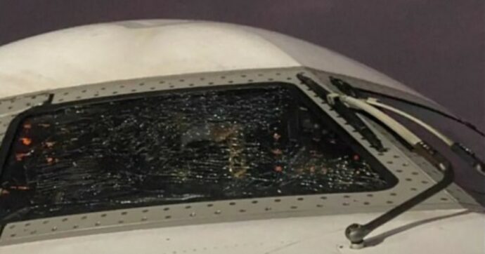 Una grossa crepa rompe il parabrezza dell’aereo: panico sul volo della Nazionale nigeriana, atterraggio d’emergenza. Cos’è successo