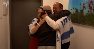 Copertina di Gli ostaggi israeliani riabbracciano le famiglie: le immagini rilasciate dall’Idf con Mor, Breslavski e Zangauker