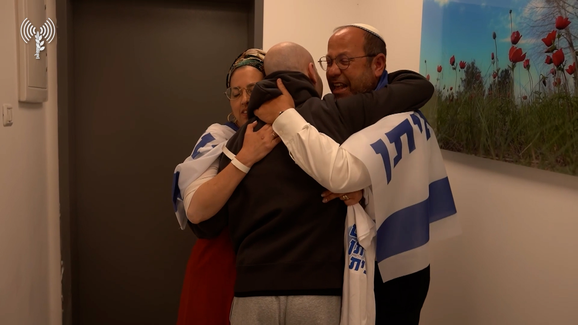 Gli ostaggi israeliani riabbracciano le famiglie: le immagini rilasciate dall’Idf con Mor, Breslavski e Zangauker