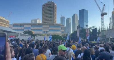 Copertina di Migliaia di persone in piazza degli Ostaggi a Tel Aviv: l’attesa per il rilascio con bandiere e cori – Video