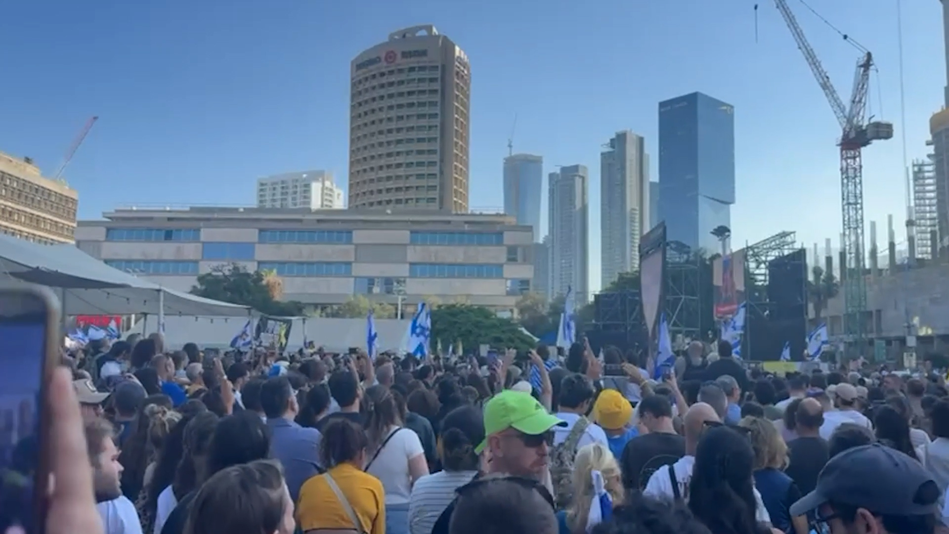 migliaia di persone in piazza degli ostaggi a tel aviv l8217attesa per il rilascio con bandiere e cori 8211 video