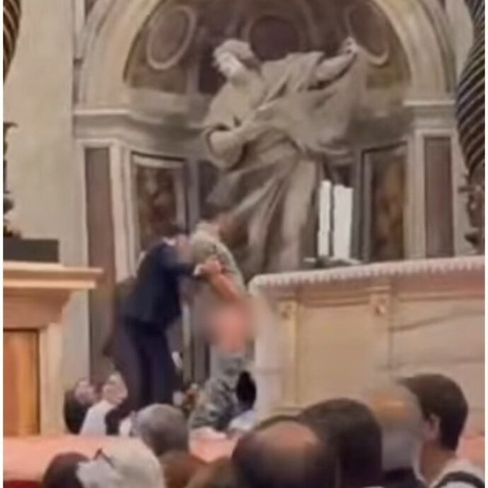 Si abbassa i pantaloni e fa la pipì sull’altare della basilica di San Pietro davanti a tutti: la scena choc. Il Papa: “Chiedere perdono a Dio per l’ingiuria compiuta”