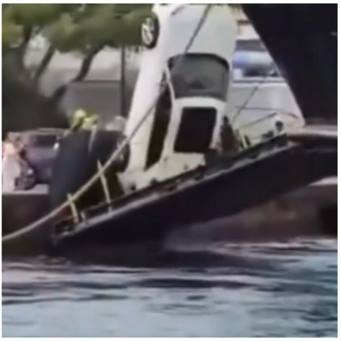 Auto si ribalta al porto di Procida durante le operazioni di sbarco: paura per la famiglia, non ci sono feriti