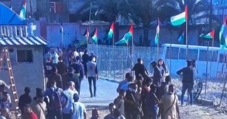 Scambio di ostaggi: detenuti palestinesi liberati da Israele arrivati a Ramallah in Cisgiordania. Marea umana ad attenderli