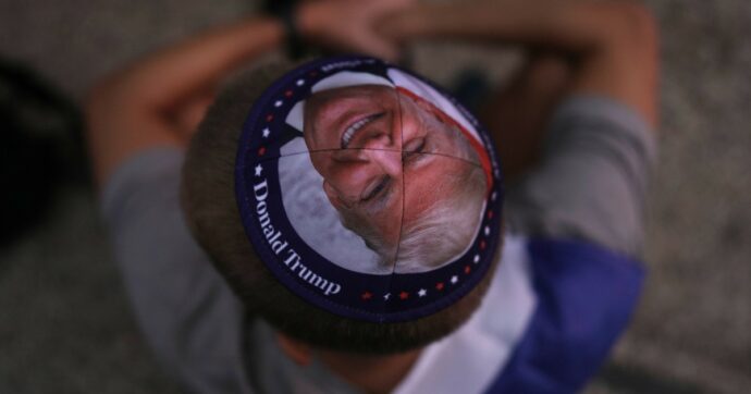 Trump eroe in Israele: la sua sagoma stampata sulle kippah e sui cappellini alla Knesset