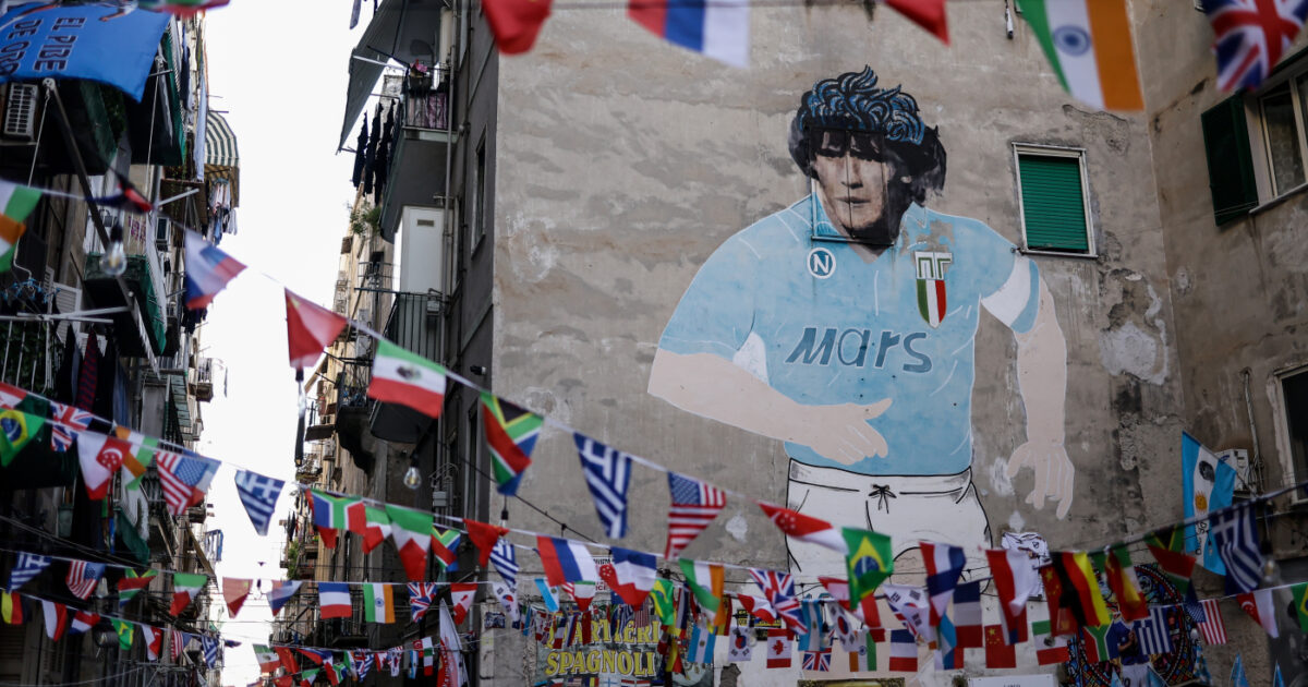 sequestrate magliette e gadget sotto al murales di maradona a napoli accesso bloccato turisti spaesati