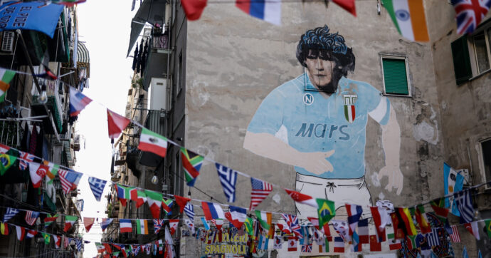 Sequestrate magliette e gadget sotto al Murales di Maradona a Napoli: accesso bloccato, turisti spaesati