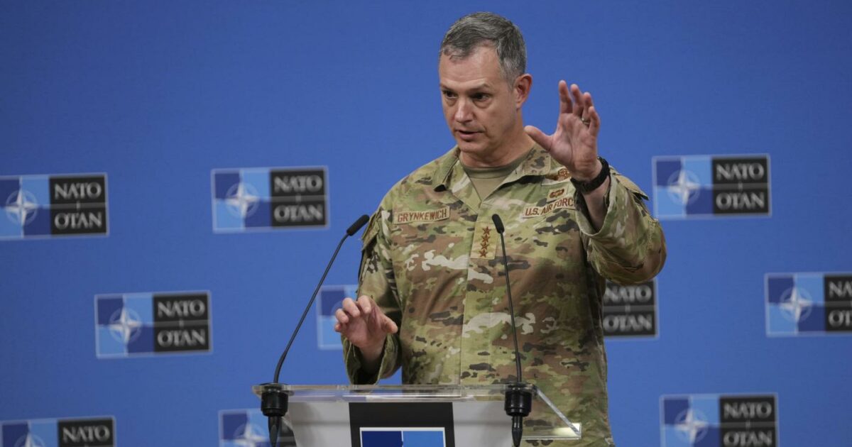 Il comandante della Nato vuole “più flessibilità” nelle regole d’ingaggio per gestire il confine con la Russia Il comandante della Nato vuole “più flessibilità” nelle regole d’ingaggio per gestire il confine con la Russia