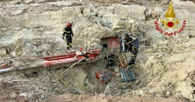 Copertina di Resta sommerso da un accumulo di fanghiglia in una cava: morto operaio di 48 anni