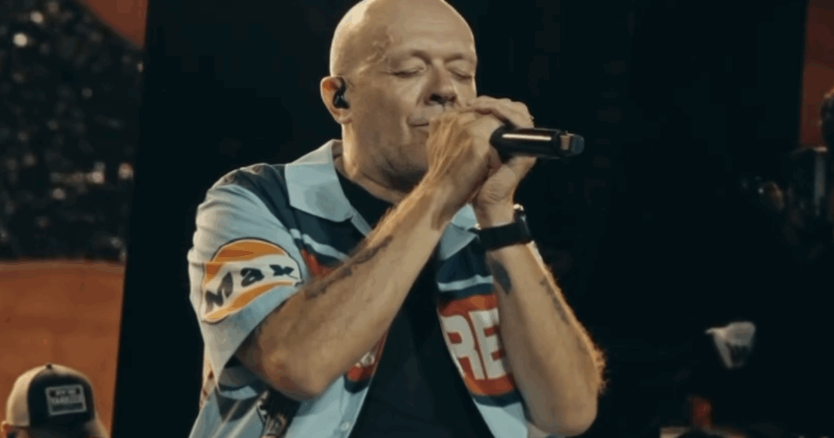 “Non mi sentivo a mio agio in quel Sanremo, quella esperienza mi segnò. Per anni non ho cantato quella canzone, ma ora ci ho fatto pace”: parla Max Pezzali