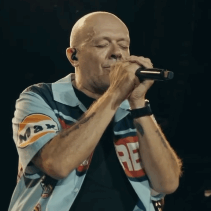 “Non mi sentivo a mio agio in quel Sanremo, quella esperienza mi segnò. Per anni non ho cantato quella canzone, ma ora ci ho fatto pace”: parla Max Pezzali