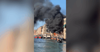 Copertina di A fuoco un barcone a Venezia, le fiamme e la colonna di fumo lungo il Canal Grande: i vigili del fuoco in azione – Video