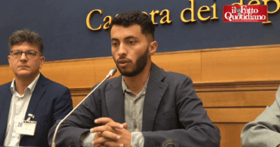 Copertina di Cisgiordania, il regista e premio Oscar Basel Adra: “Governi occidentali complici. Italia? Non ha fatto nulla per riconoscimento Palestina”