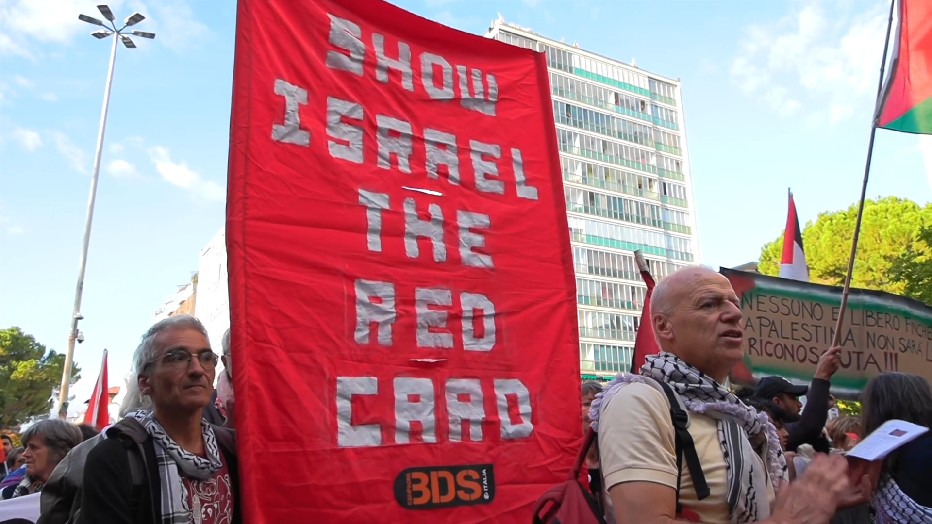 Italia Israele, il corteo a Udine per dire no alla partita: “Cartellino rosso per Tel Aviv e il genocidio” – Video Italia Israele, il corteo a Udine per dire no alla partita: “Cartellino rosso per Tel Aviv e il genocidio” – Video